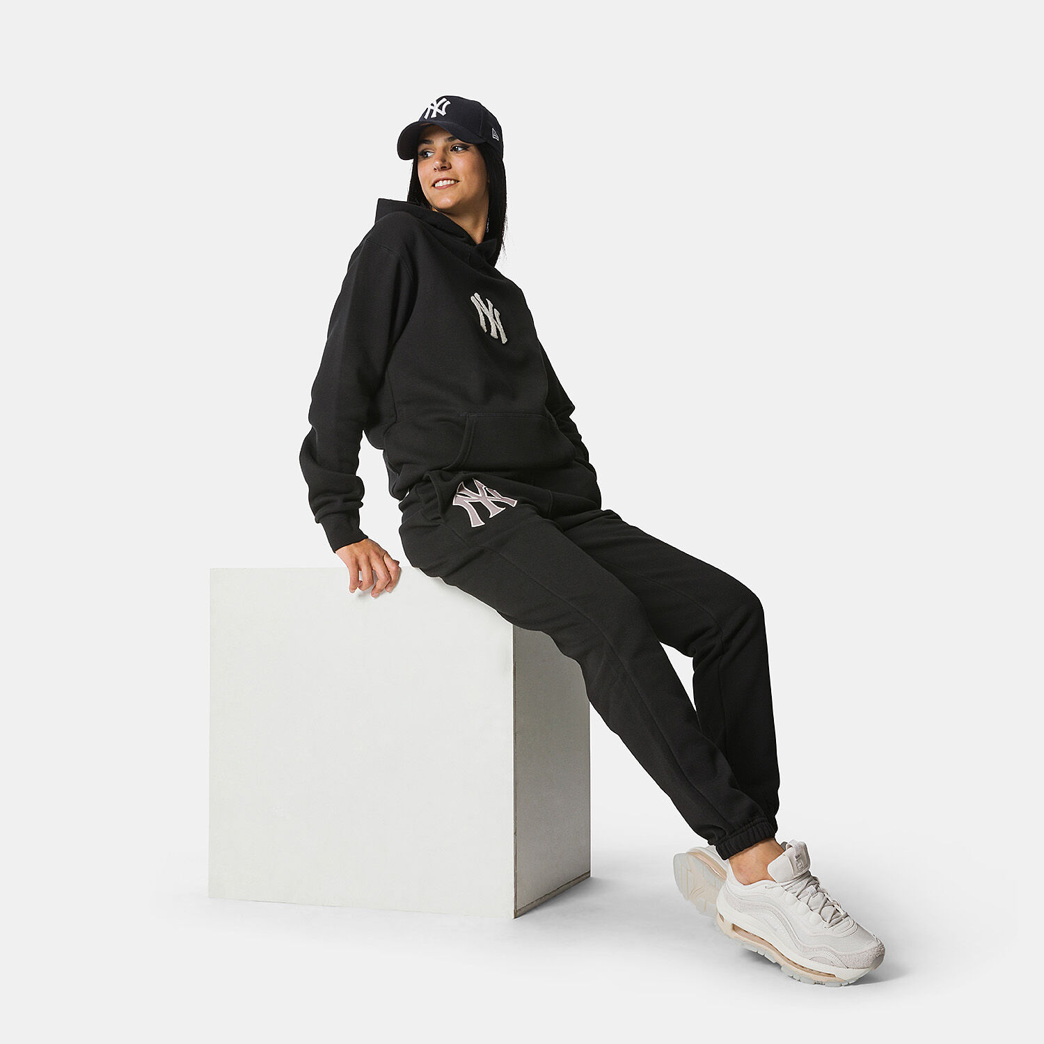 New Era New York Yankees pants, black and white | AW LAB New Era New York Yankees pants, black and white | AW LAB