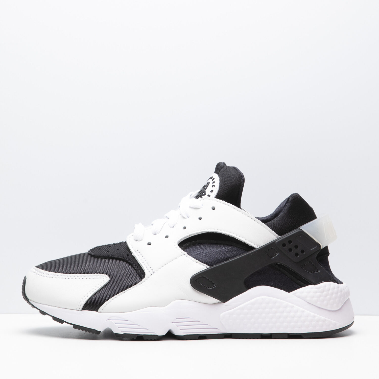 Nike huarache bianche e nere sale