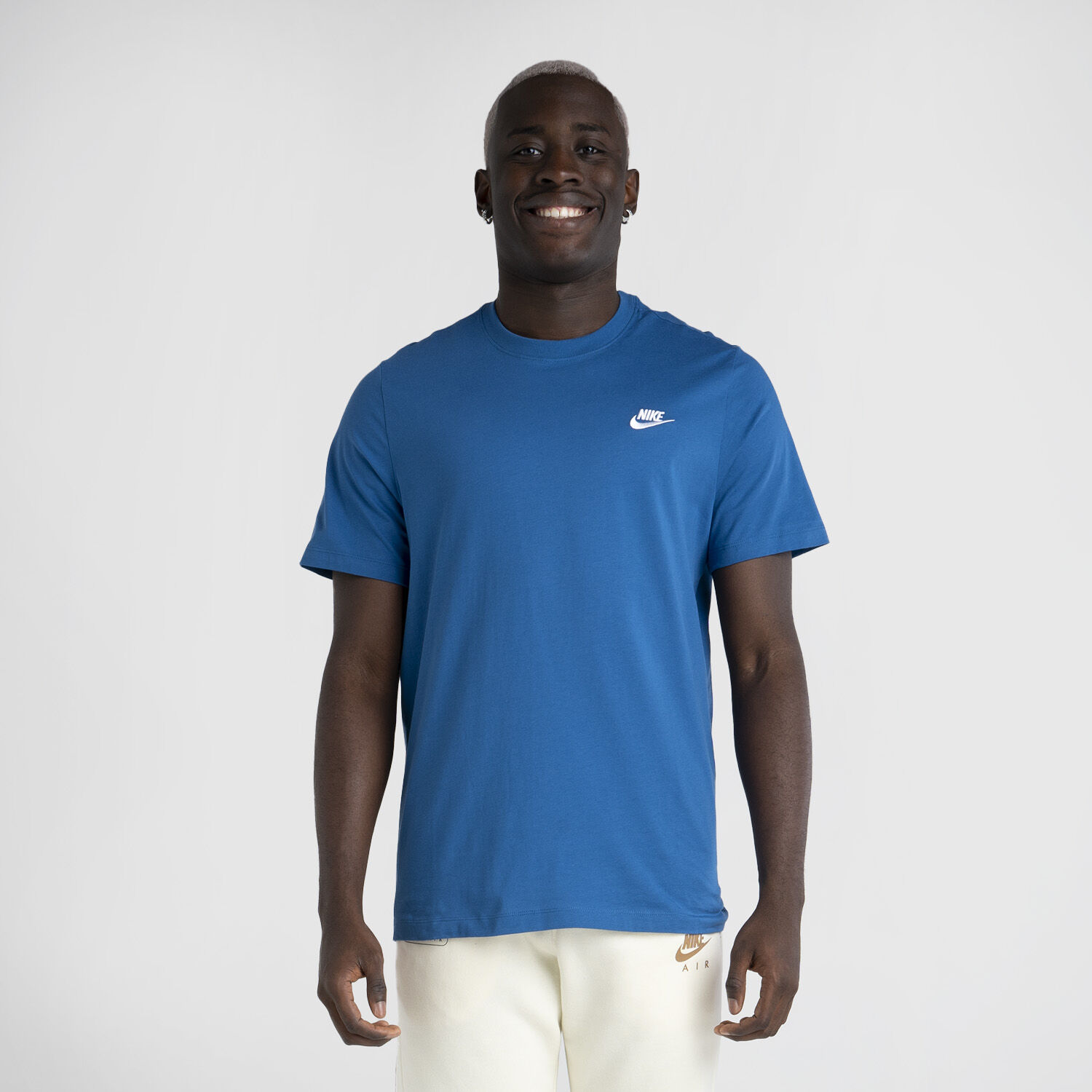 T shirt Nike Sportwear Club blu e bianca AW LAB