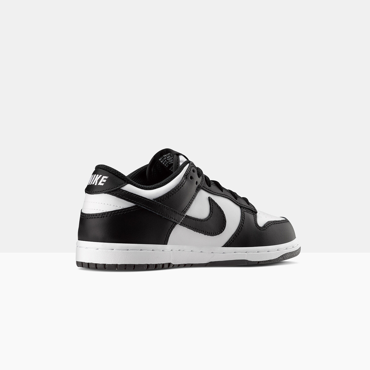 Nike basse hotsell nere e bianche