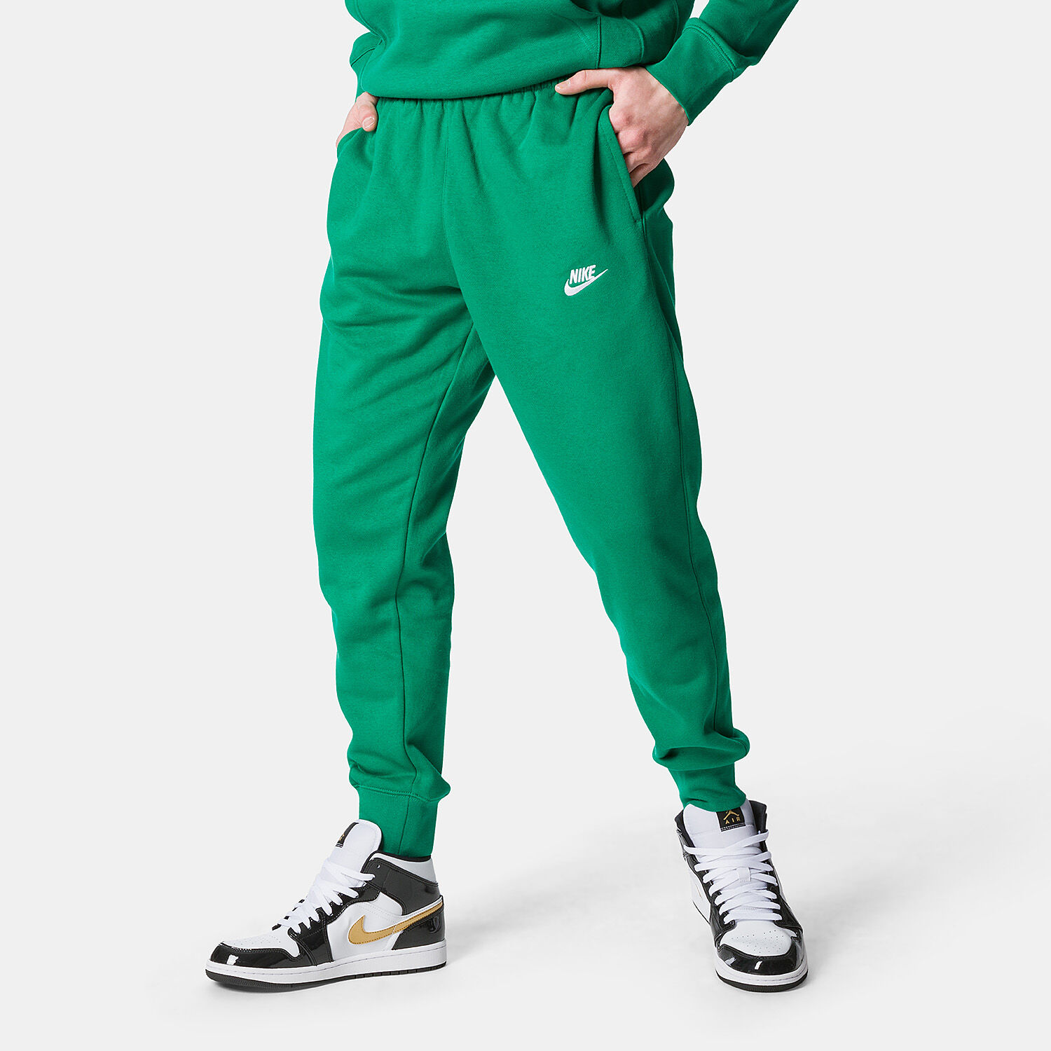 Pantaloni Nike Sportswear Club Fleece verdi e bianchi AW LAB