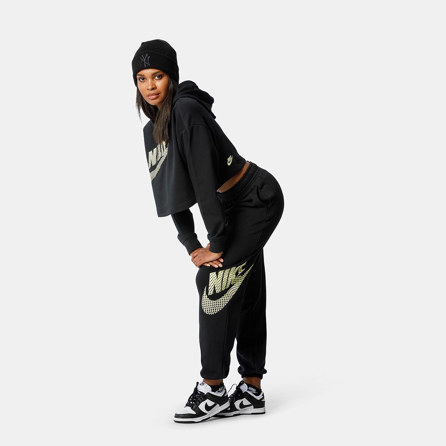 Black and gold nike shop women's clothing