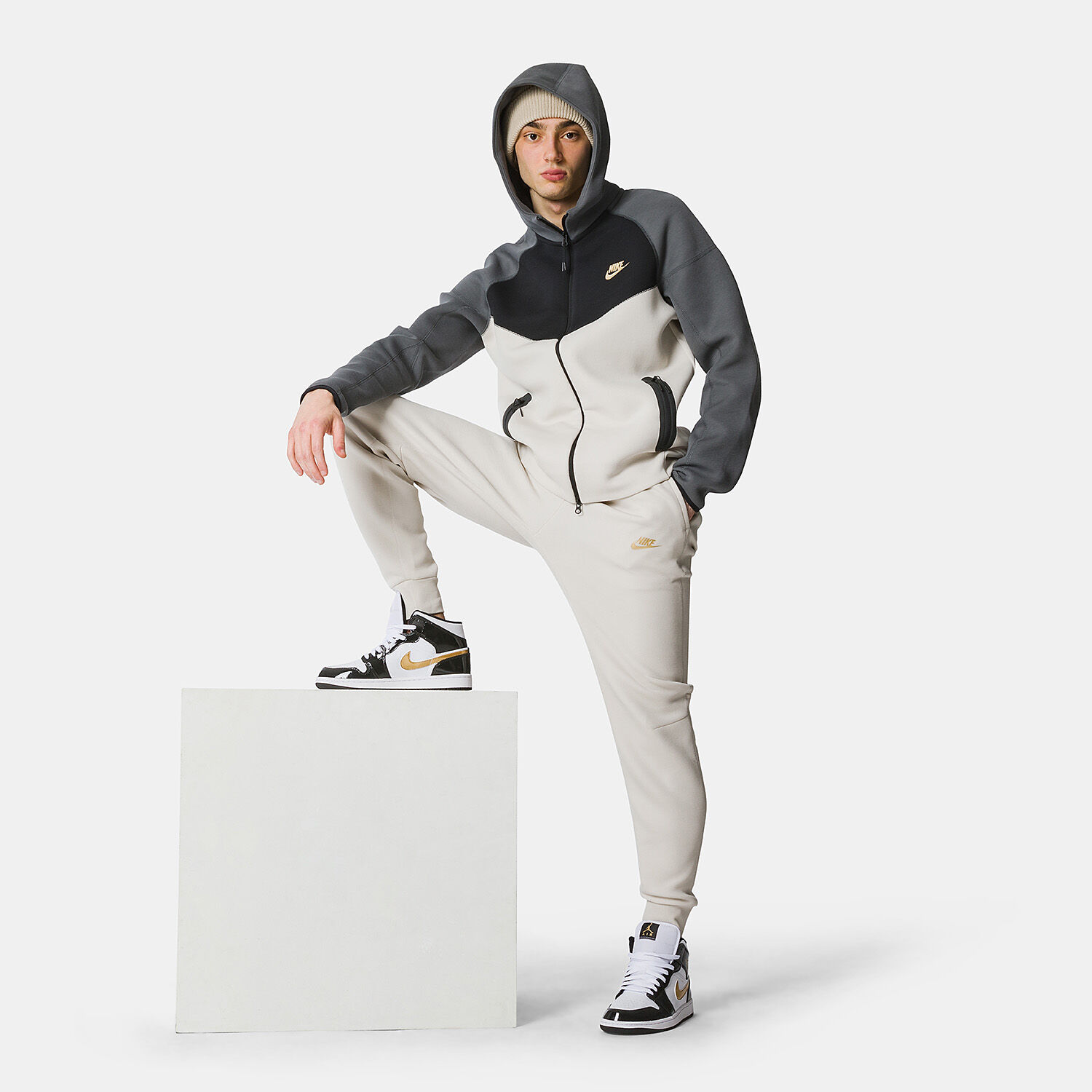 Pantaloni Nike Sportswear Tech Fleece beige grey and black AW LAB