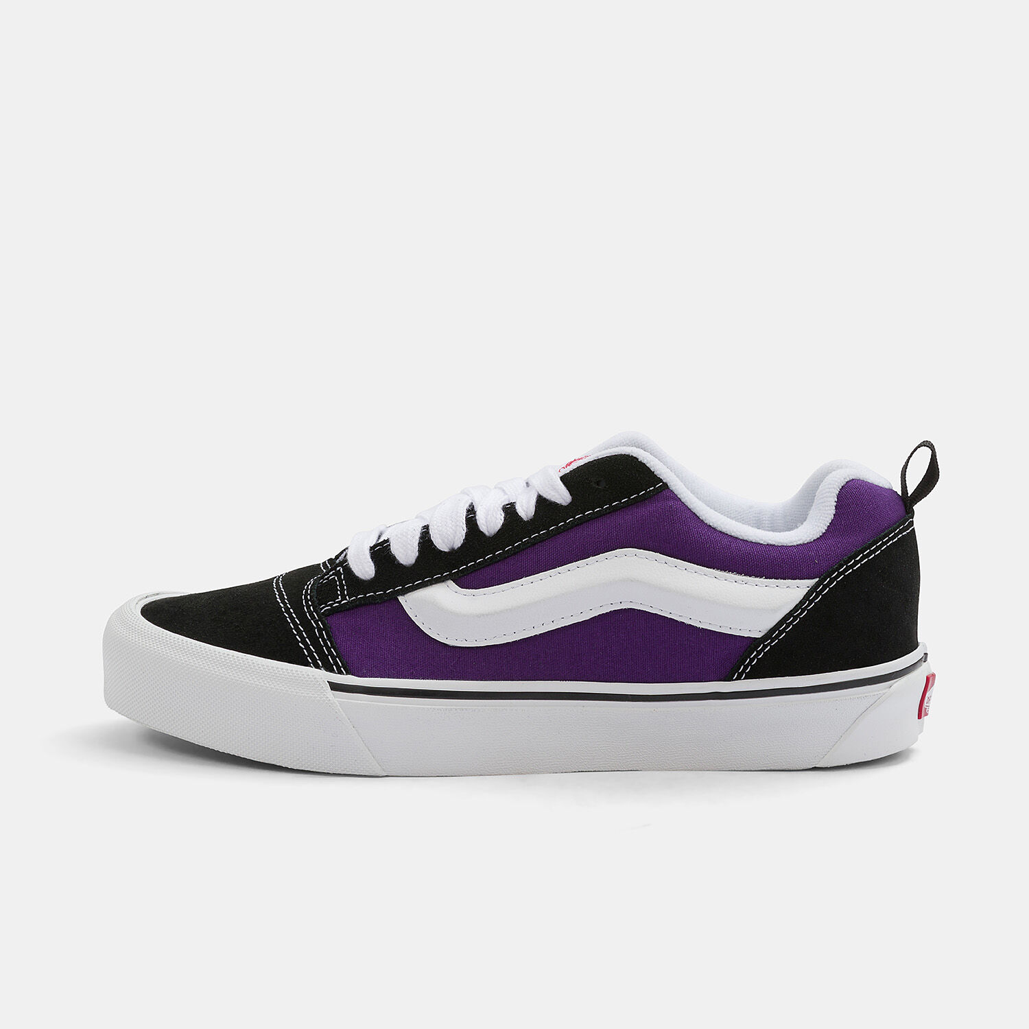 Vans nere e top viola