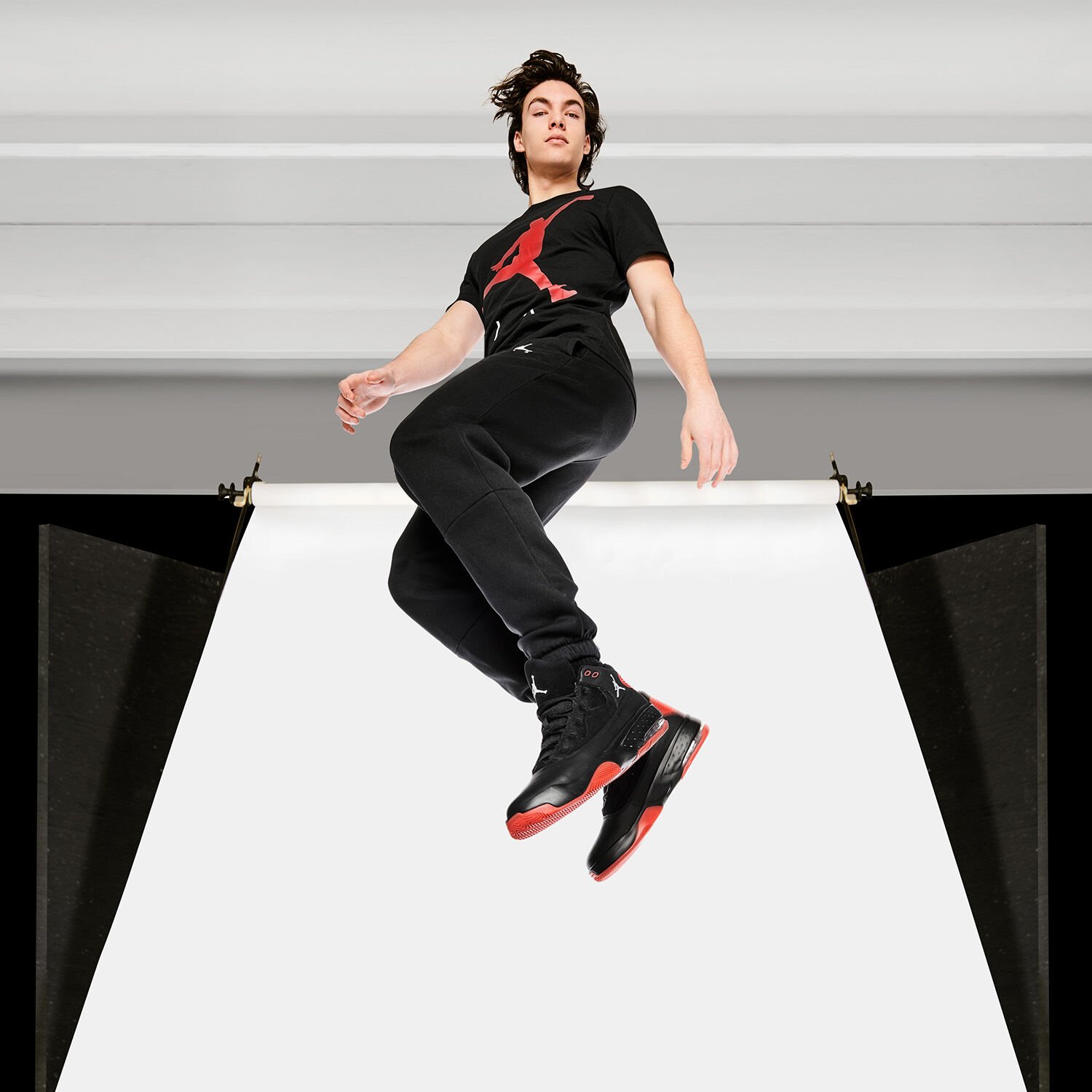 Jordan max aura top black and red